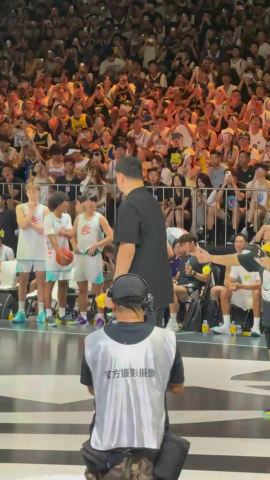 给足尊重！库里笑着一路小跑过去和姚明握手致意