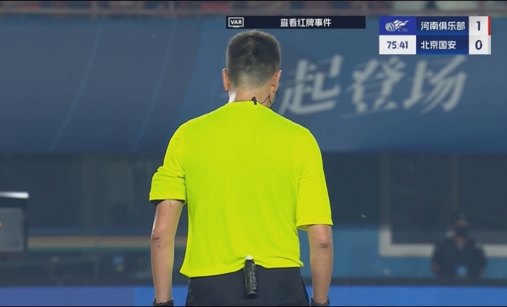 亿万28-王刚无球状态下击打卡多索面部,主裁判看过VAR后处以黄牌警告